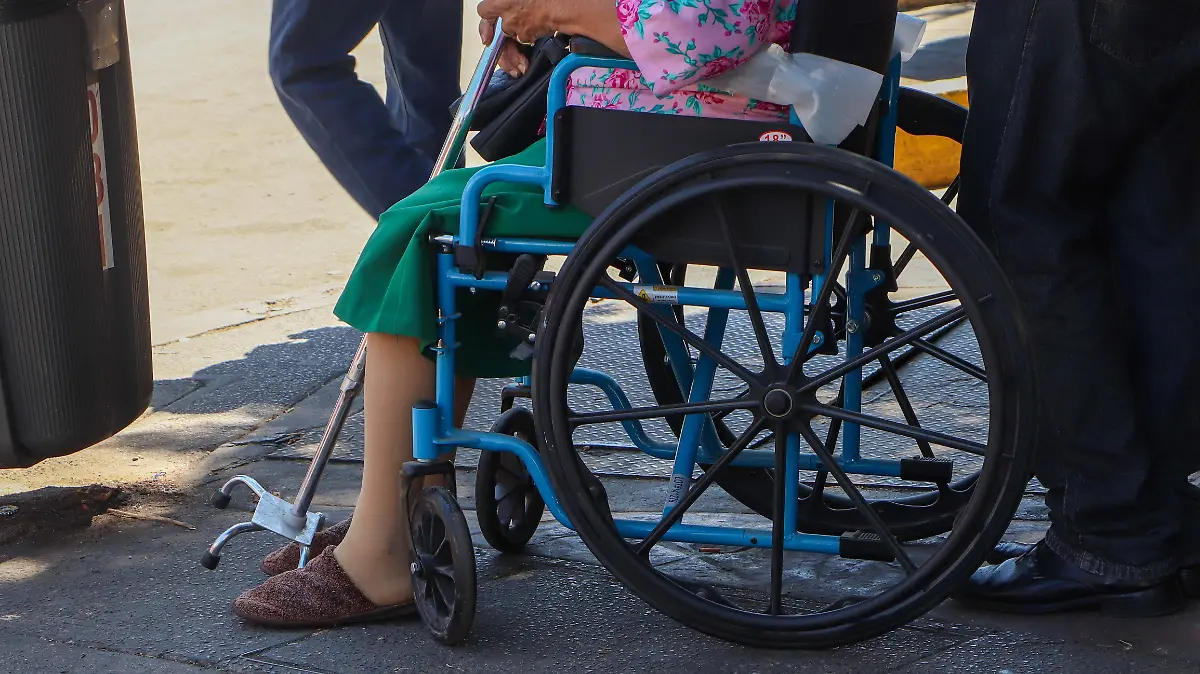 Tematica discapacitados  gente en muletas silla de ruedas - Mike Acosta (10)